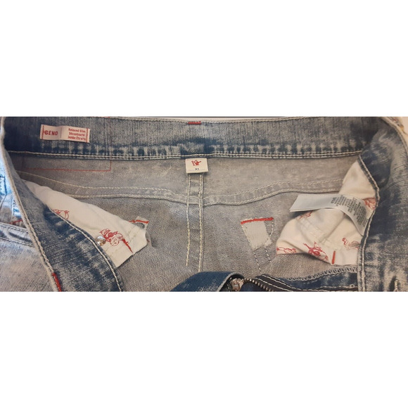 True Religion Geno Mens 31 Jeans Relaxed Slim Acid Wash Blue w/Red Embroidered - Picture 3 of 11
